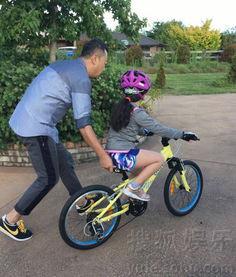 娱乐吃瓜酱骑车摔倒